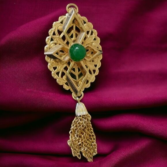 Sarah Coventry Peking Brooch Tassel Pin Filigree Gold Tone Green Glass Cabochon - Picture 11 of 16